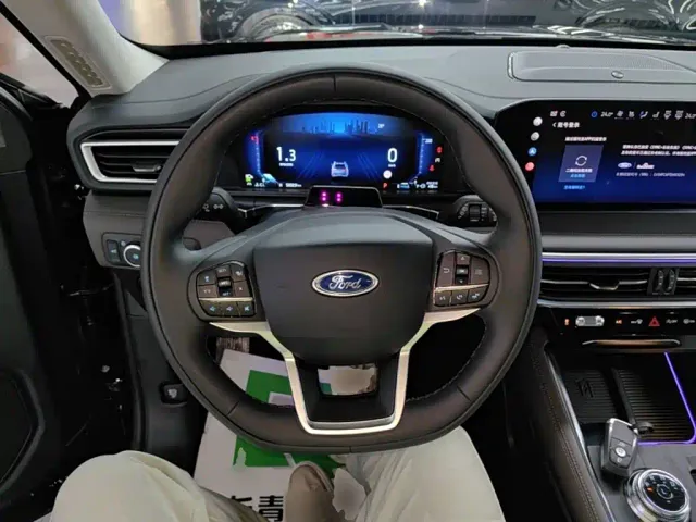 Ford Explorer — Фото автомобиля 10