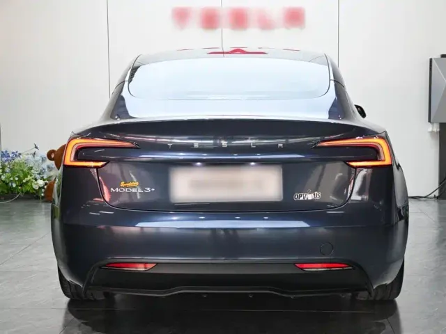 Tesla Model 3 — Фото автомобиля 4