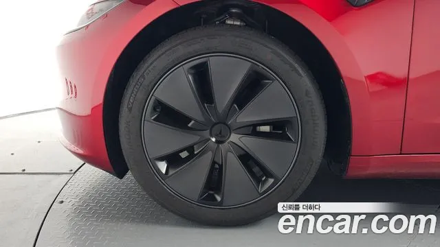 Tesla Model 3 — Фото автомобиля 4