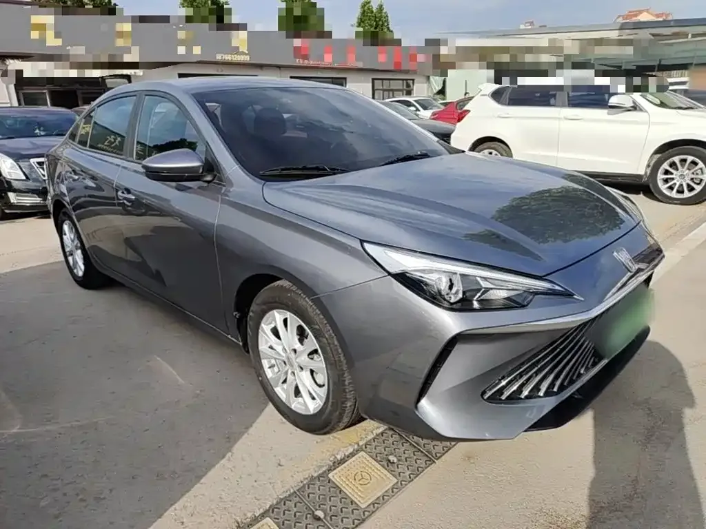 Roewe Roewe i5 2023 1.5L Manual Comfort Edition — Фото автомобиля 3