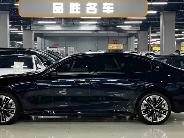 BMW 5 Series — Фото автомобиля 4