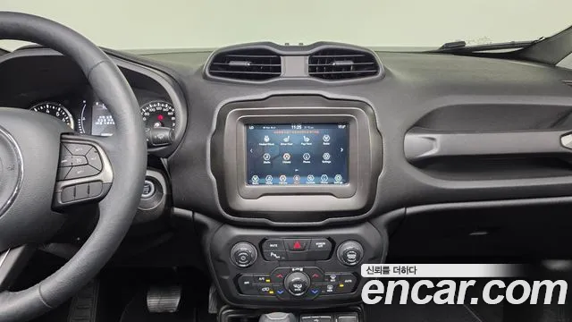 Jeep Renegade — Фото автомобиля 12