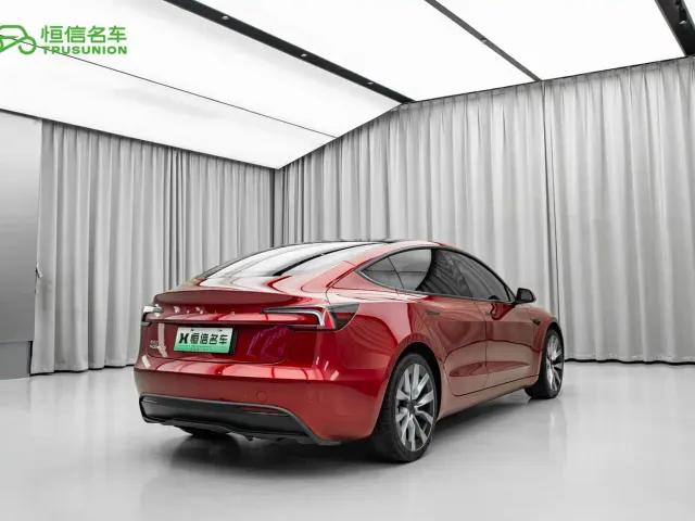 Tesla Model 3 — Фото автомобиля 4