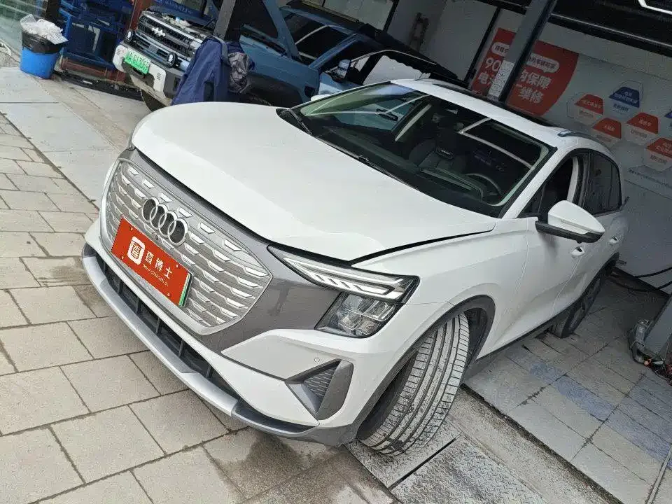 Фотография автомобиля — Audi Q5 e-tron