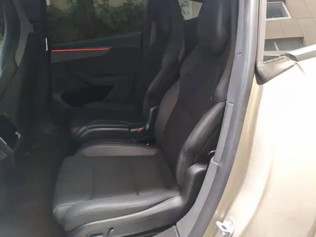 Tesla Model Y L — Фото автомобиля 16