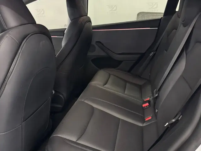 Tesla Model 3 — Фото автомобиля 5