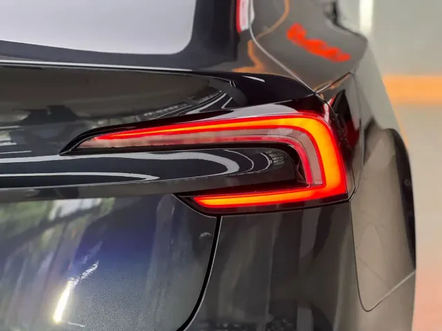 Tesla Model 3 — Фото автомобиля 17