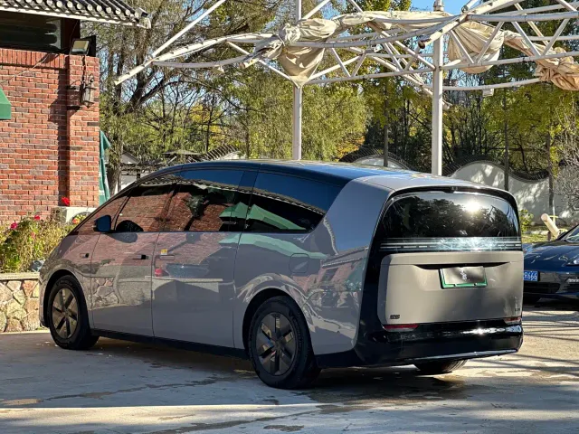 Li Auto MEGA — Фото автомобиля 4