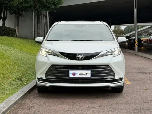 Toyota Sienna — Фото автомобиля 2