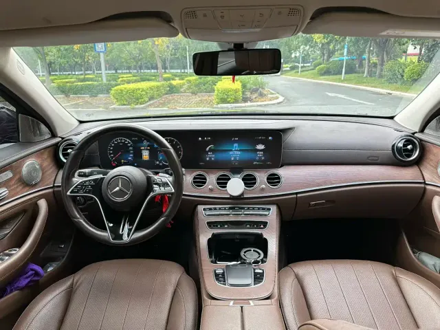Mercedes-Benz E-Class — Фото автомобиля 4