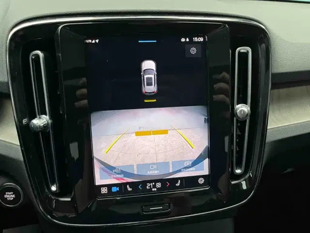 Volvo XC40 — Фото автомобиля 12