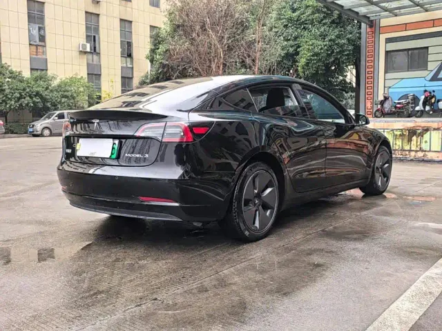Tesla Model 3 — Фото автомобиля 17