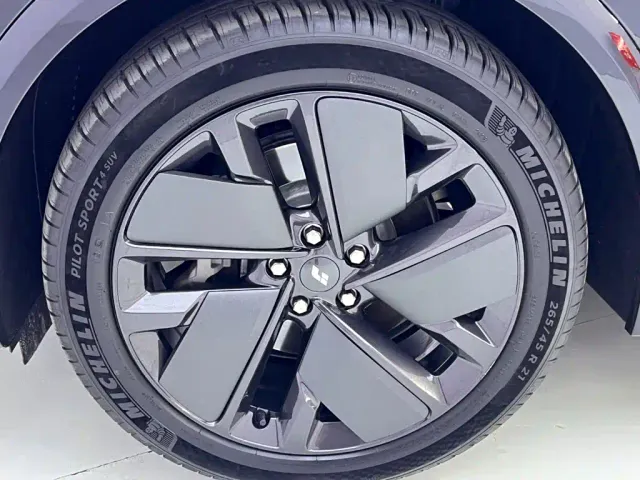 Li Auto L7 — Фото автомобиля 12