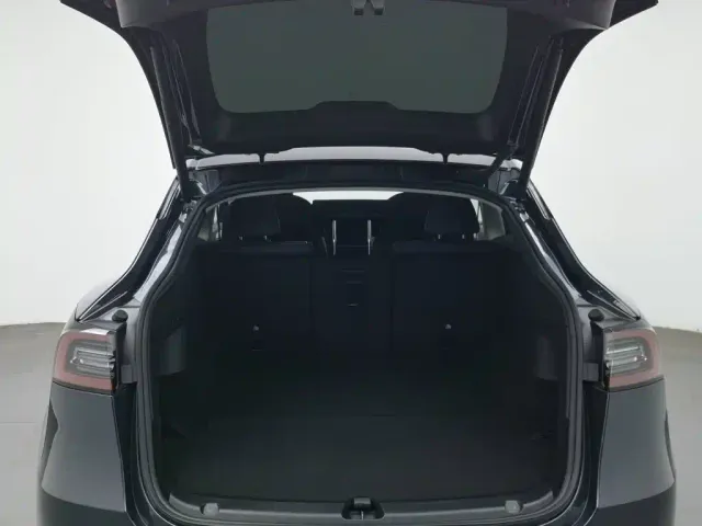 Tesla Model Y — Фото автомобиля 16