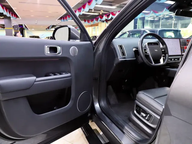 Li Auto L8 — Фото автомобиля 7