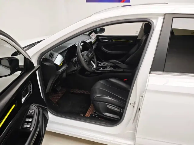 Roewe i5 — Фото автомобиля 13