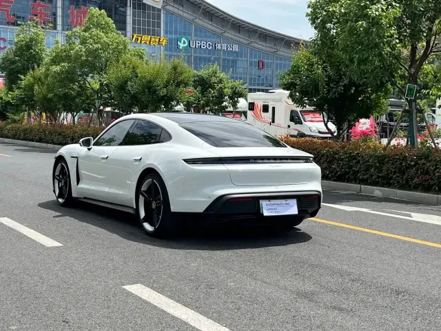 Porsche Taycan — Фото автомобиля 5