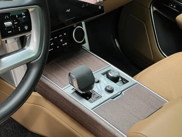 Land Rover Range Rover 2023 3.0 L6 360PS Golden Age Edition — Фото автомобиля 18