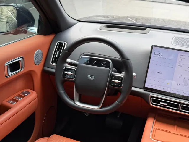 Li Auto L8 — Фото автомобиля 9