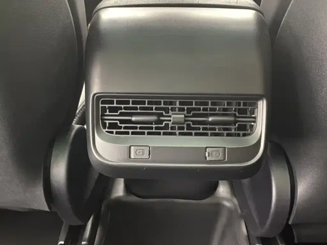 Tesla Model Y — Фото автомобиля 26