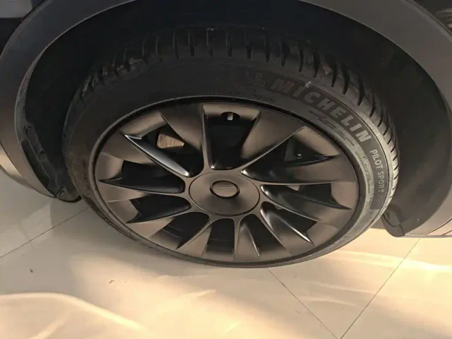 Tesla Model Y — Фото автомобиля 22