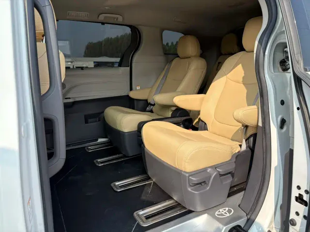 Toyota Sienna — Фото автомобиля 8