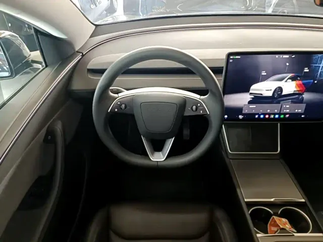 Tesla Model Y — Фото автомобиля 10
