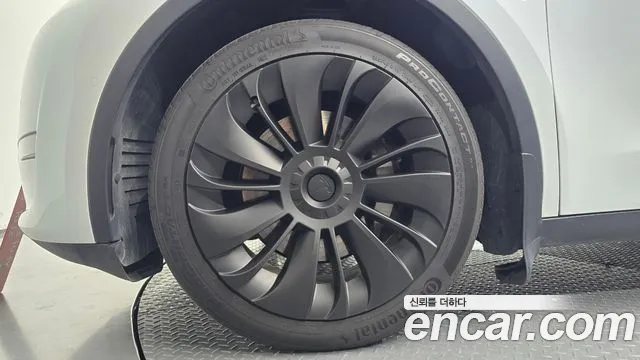 Tesla Model Y — Фото автомобиля 5