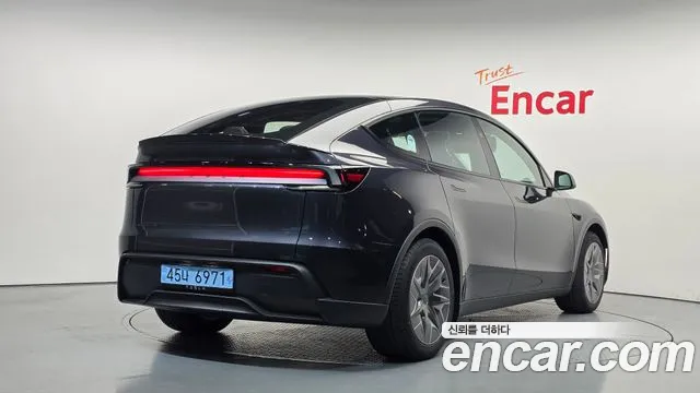 Tesla Model Y — Фото автомобиля 2