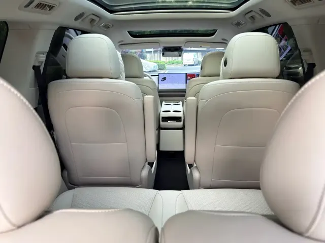 Li Auto i8 — Фото автомобиля 17