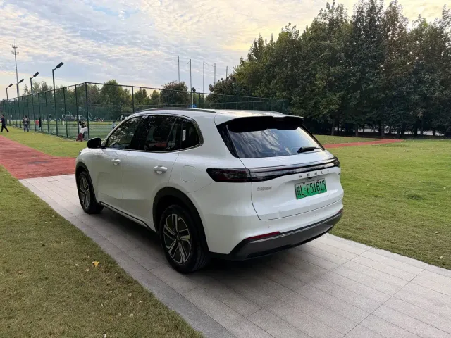 Geely Galaxy Starship 7 EM-i — Фото автомобиля 4