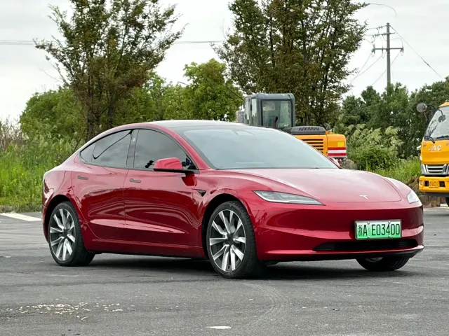 Tesla Model 3 — Фото автомобиля 2