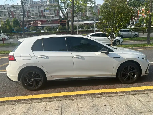 Volkswagen Golf — Фото автомобиля 12