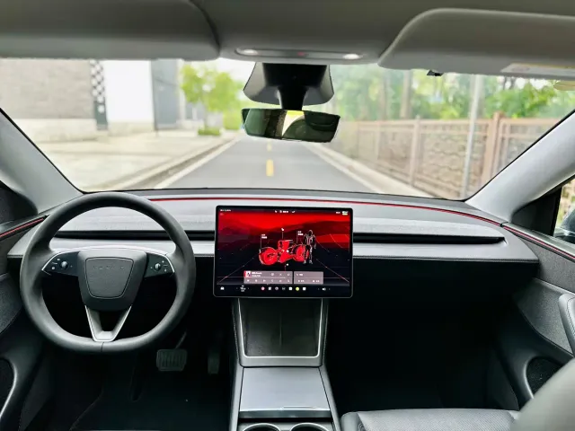Tesla Model Y — Фото автомобиля 15