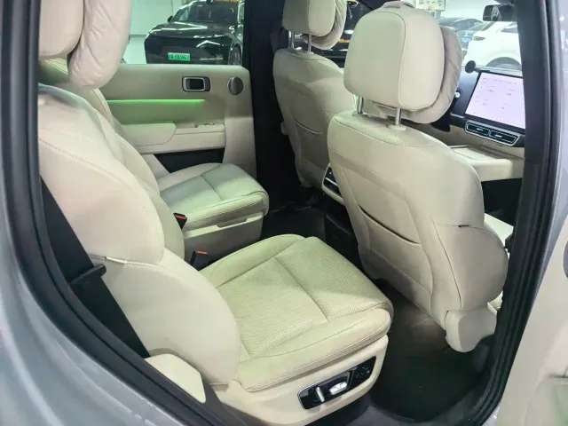 Li Auto L8 — Фото автомобиля 8