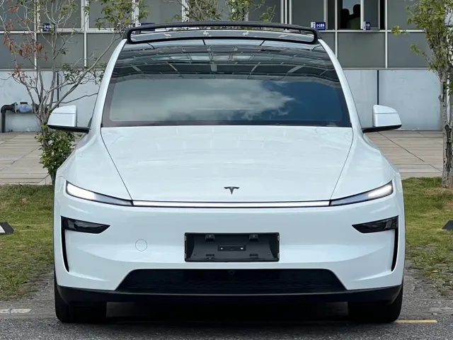 Tesla Model Y L — Фото автомобиля 2
