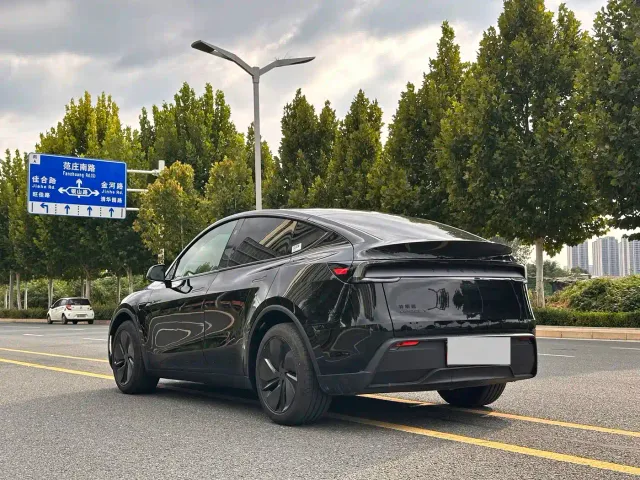 Tesla Model Y — Фото автомобиля 14