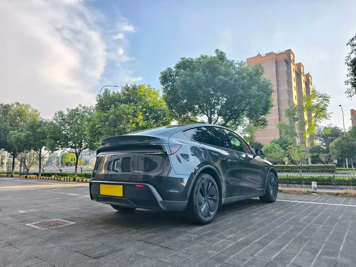 Tesla Model Y 2025 Rear-Wheel Drive — Фото автомобиля 15
