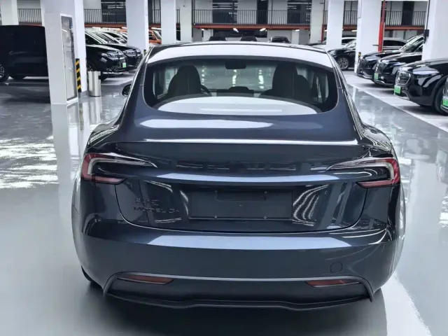 Tesla Model 3 — Фото автомобиля 14