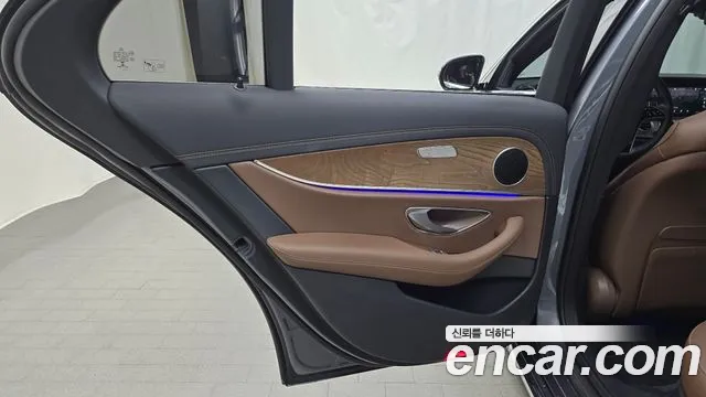 Mercedes-Benz E-Class — Фото автомобиля 21