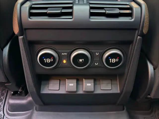 Land Rover Defender — Фото автомобиля 16