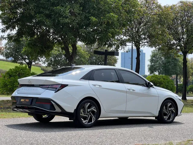 Hyundai Elantra — Фото автомобиля 5