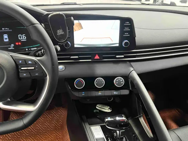 Hyundai Elantra — Фото автомобиля 11