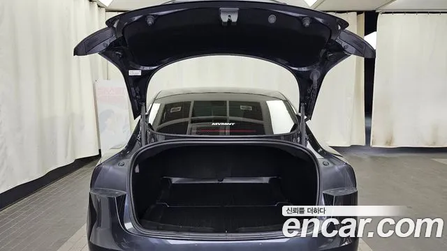 Tesla Model 3 — Фото автомобиля 20