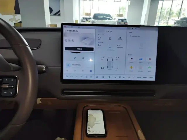 Li Auto i8 — Фото автомобиля 9