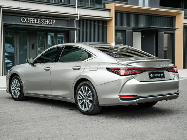 Lexus ES — Фото автомобиля 6