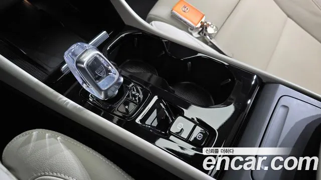 Volvo XC40 — Фото автомобиля 12