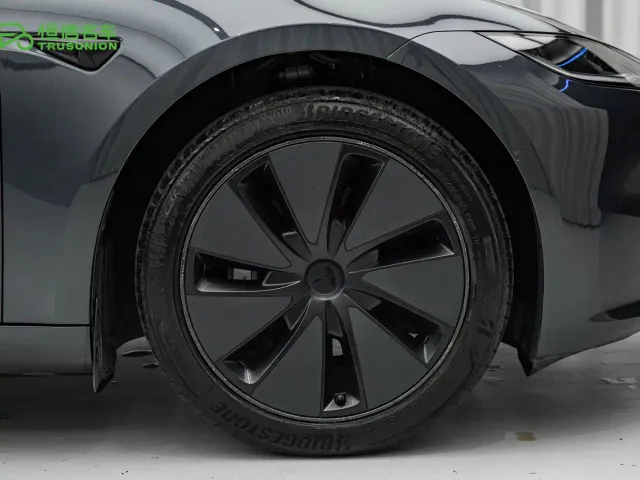 Tesla Model 3 — Фото автомобиля 12