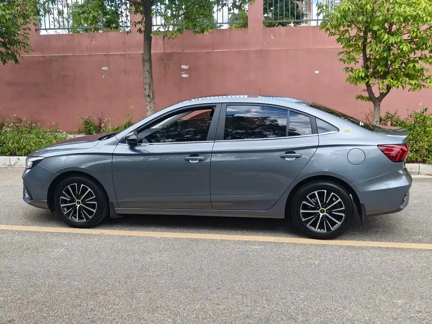 Roewe Roewe i5 2021 1.5L Manual Platinum Edition — Фото автомобиля 5