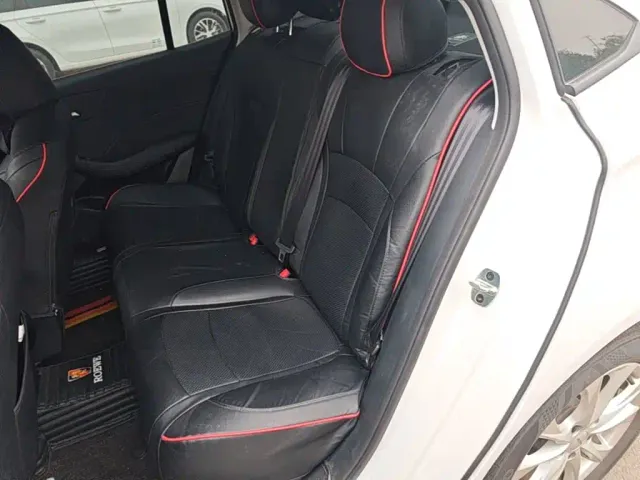 Roewe i5 — Фото автомобиля 16